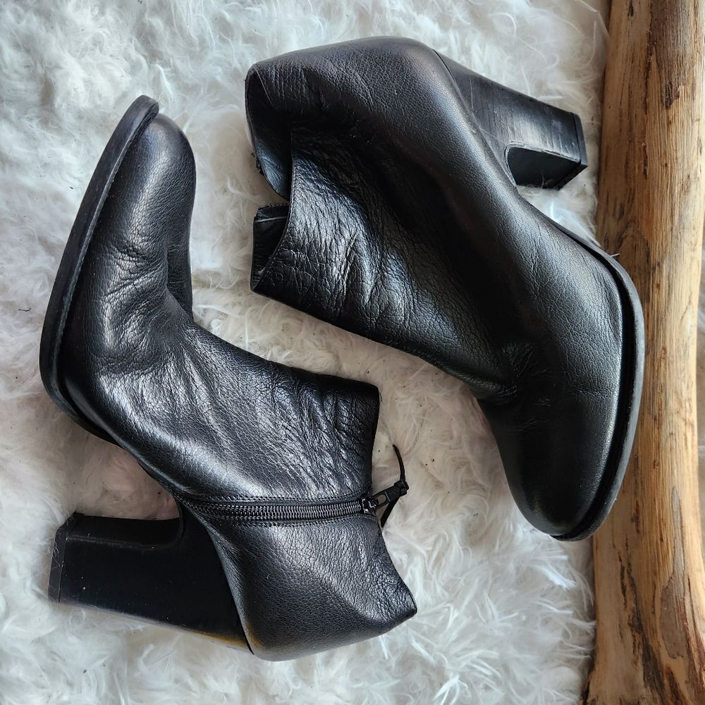 Stuart weitzman black leather heeled booties